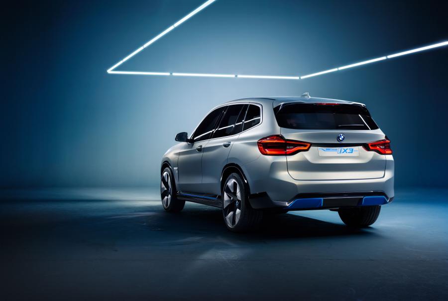  BMW Concept iX3 2018 года  (фото 9 из 17)